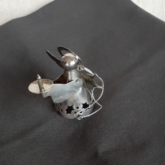 4 metal angel ornaments made in China. - Picture 5 of 8